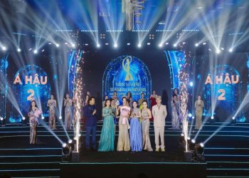 Hoa hậu Đại sứ Thương Hiệu Trần Thị Nhỏ Hằng – Hội đồng Thẩm Định trao giải Á hậu 2 tại Chung kết Hoa hậu Doanh Nhân Du Lịch Biển 2024