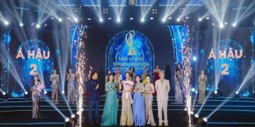 Hoa hậu Đại sứ Thương Hiệu Trần Thị Nhỏ Hằng – Hội đồng Thẩm Định trao giải Á hậu 2 tại Chung kết Hoa hậu Doanh Nhân Du Lịch Biển 2024