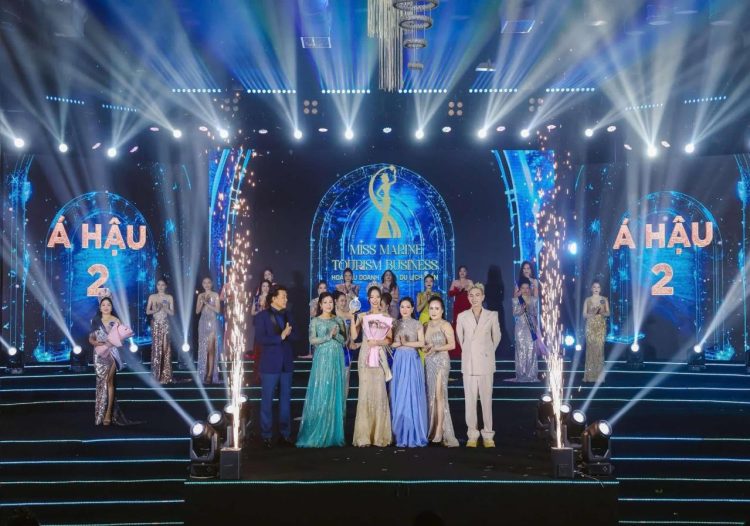 Hoa hậu Đại sứ Thương Hiệu Trần Thị Nhỏ Hằng – Hội đồng Thẩm Định trao giải Á hậu 2 tại Chung kết Hoa hậu Doanh Nhân Du Lịch Biển 2024